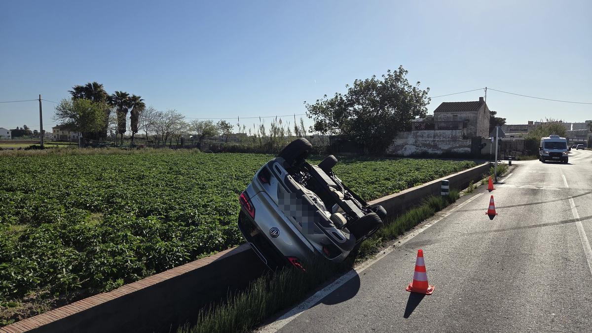 Accidente de tráfico en el Camí Fondo de Alboraia esta mañana.