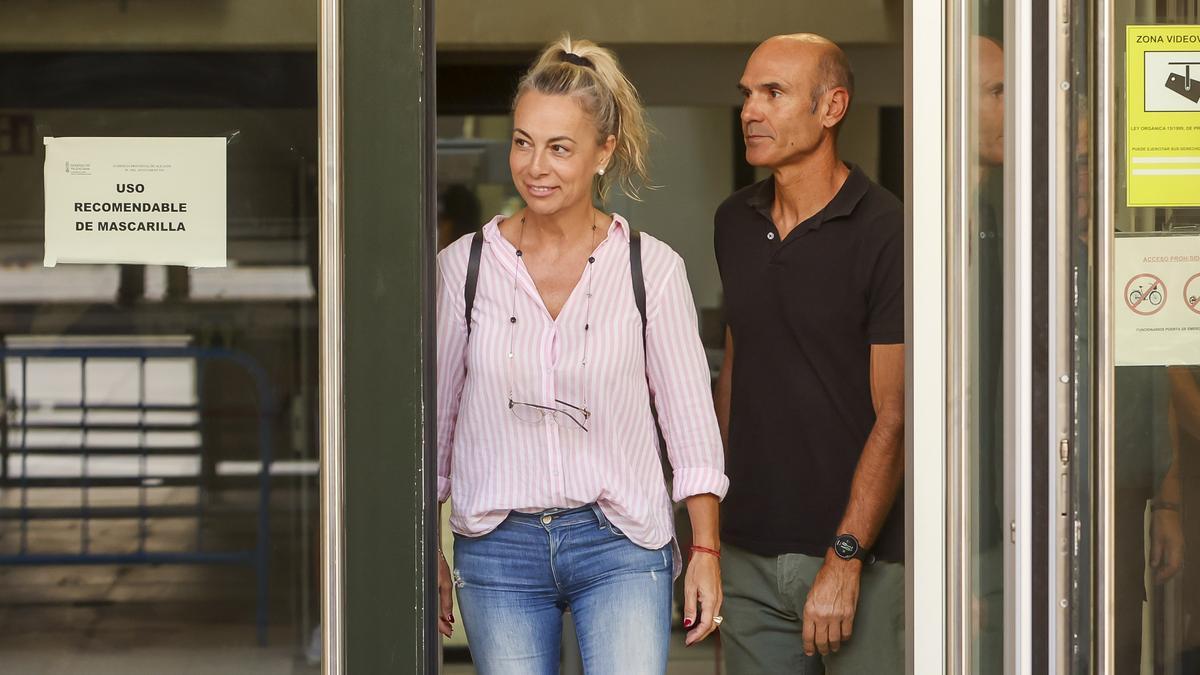 Sonia Castedo y Juan Seva en la puerta de la Audiencia Provincial este martes.