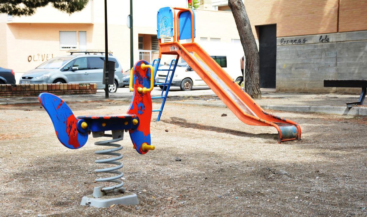 Así de deteriorada está la plaza Lolita Parra, en el barrio Oliver