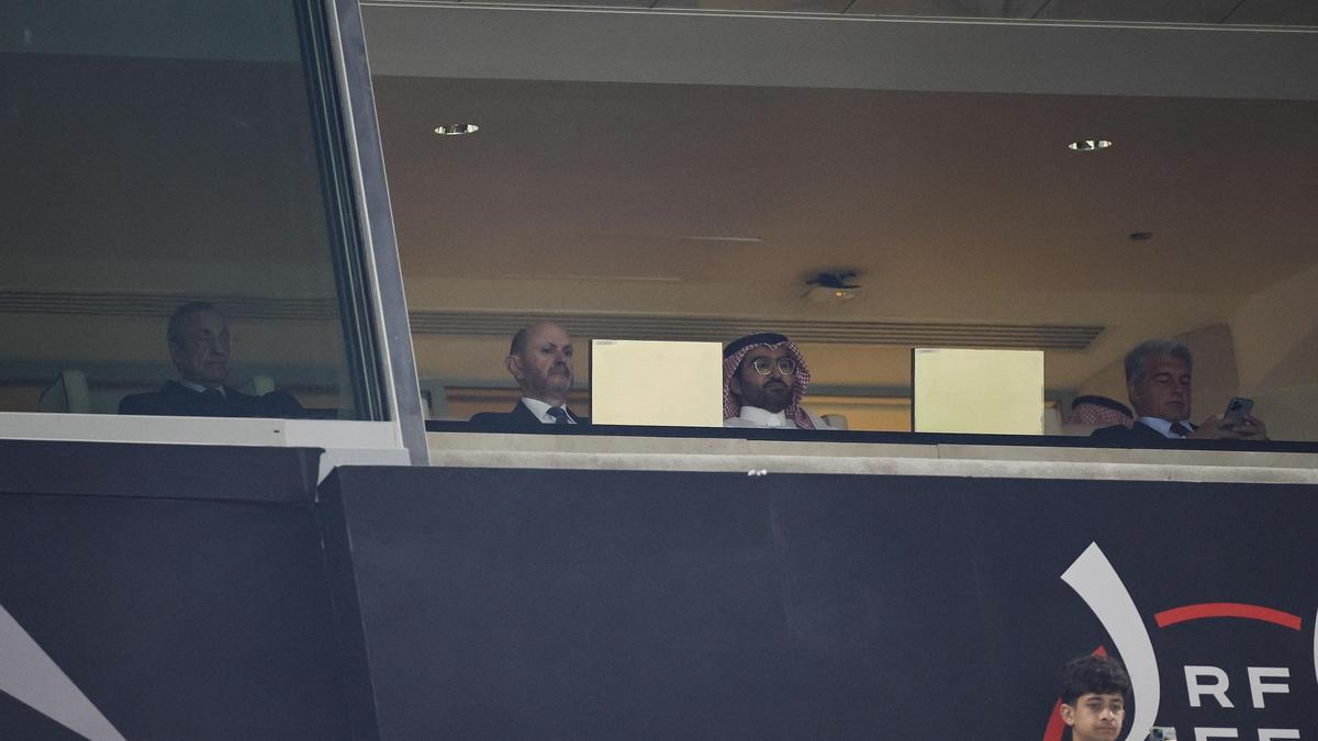 Florentino Pérez saluda a sus jugadores en Riad