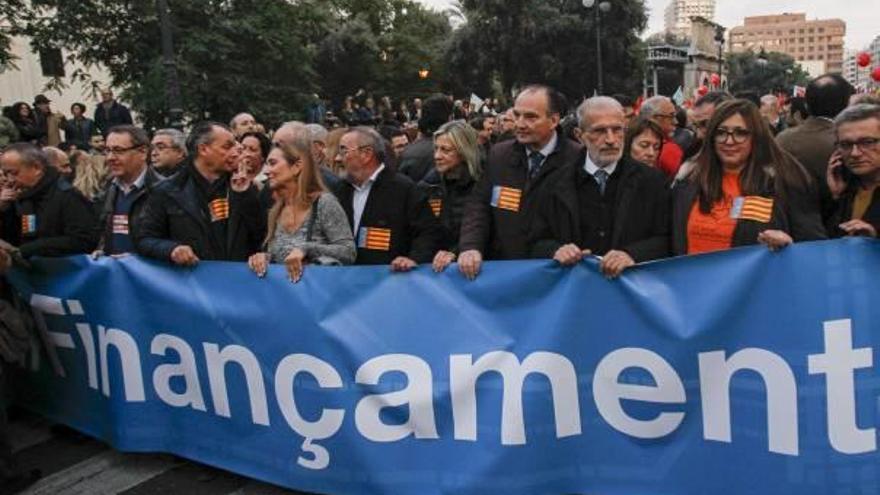 Representantes sindicales, de la patronal y otras entidades en la cabecera de la manifestación.