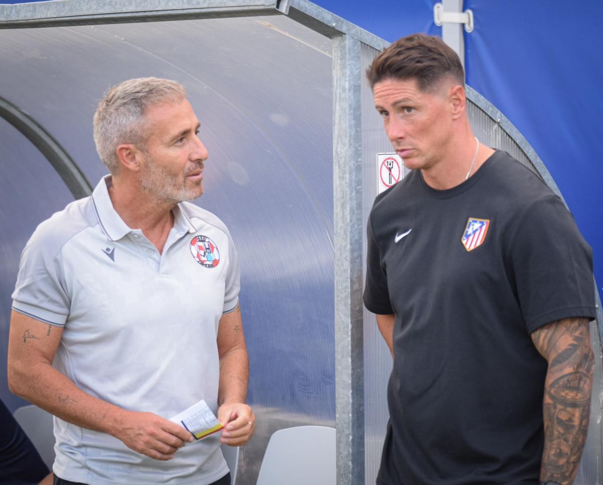 Óscar Cano conversa con Fernando Torres.