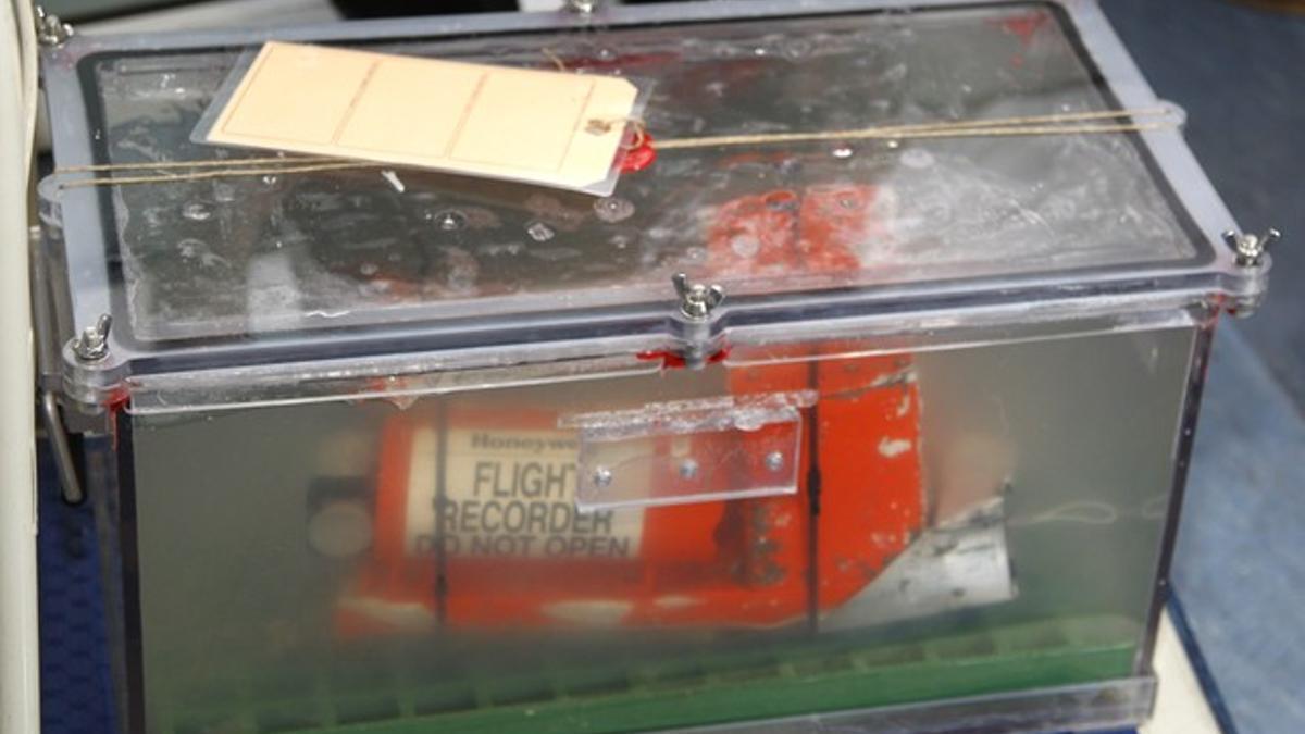 La caja negra del avión de Air France accidentado, el pasado 12 de mayo, tras ser recuperada del fondo del Atlántico.
