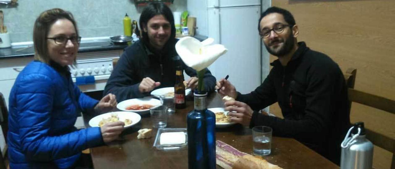 Jòrh Liebenavar-Waschka, F. Tessandier y Majmid Lalmi, almorzando en el albergue de San Juan de Villapañada.