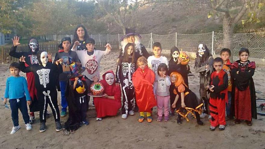 Los participantes también celebran el Samaín  |  Los niños que participan en la ludoteca de las Escuelas Deportivas Municipales de Poio también celebraron en estas fechas la tradición del Samaín, una celebración que se mezcla con el Halloween en cuanto a disfraces y temática.