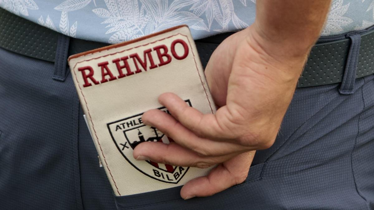 La libreta de Rahm, enfudada con el escudo del Athletic de Bilbao, su club favorito de fútbol.