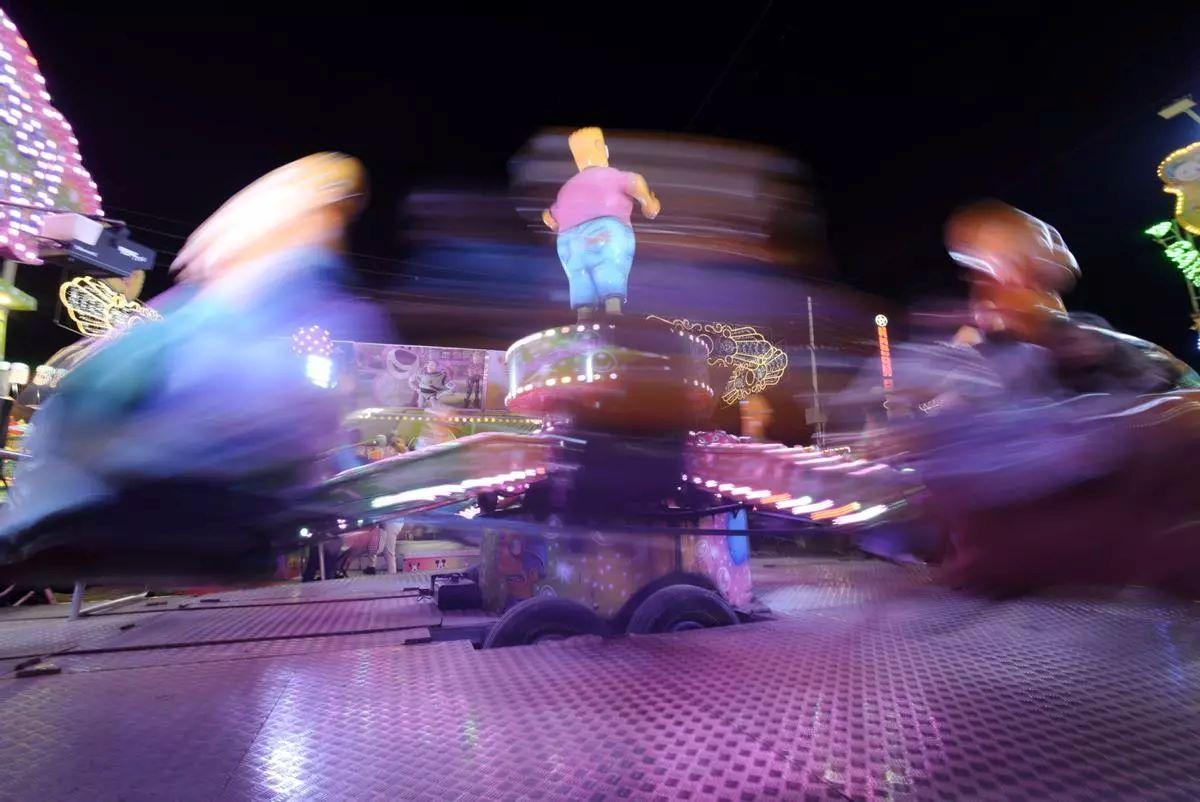na de las atracciones de la Feria de Mérida, en pleno funcionamiento durante la noche.