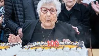 Manuela Sánchez Flores sopla 100 velas y recibe el cariño de Mérida
