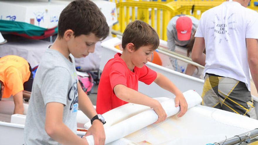 Los 150 regatistas del Campeonato de España de Optimist desfilan por Mesa y López