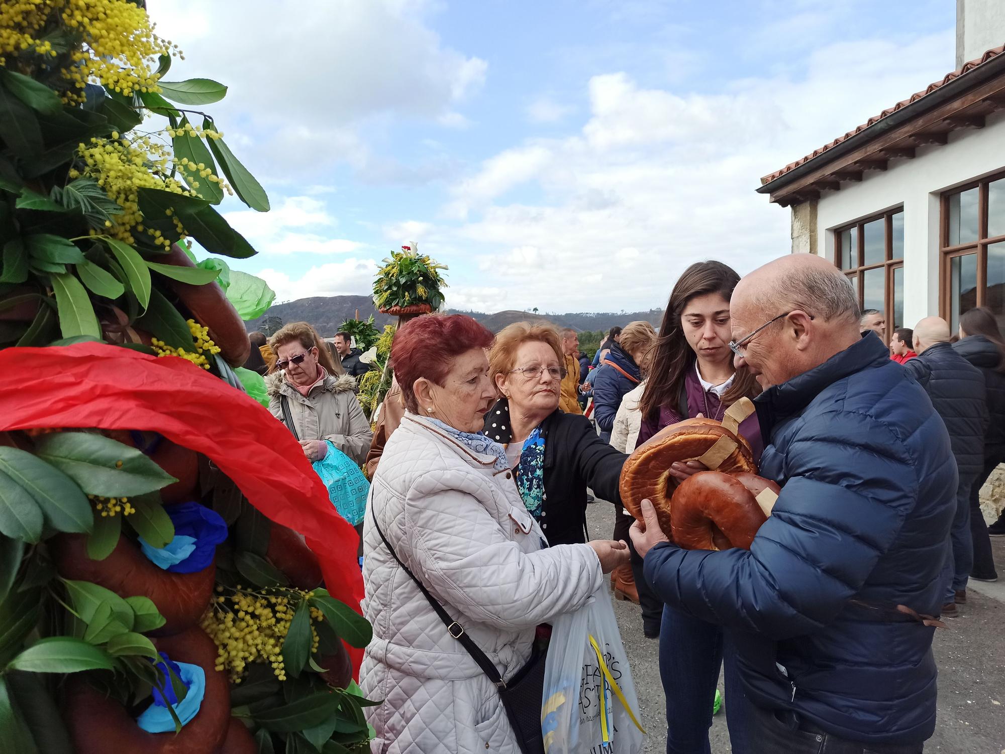 En Posada de Llanes, los panes del ramu vuelan por La Candelaria: "Hay que andar rápido"