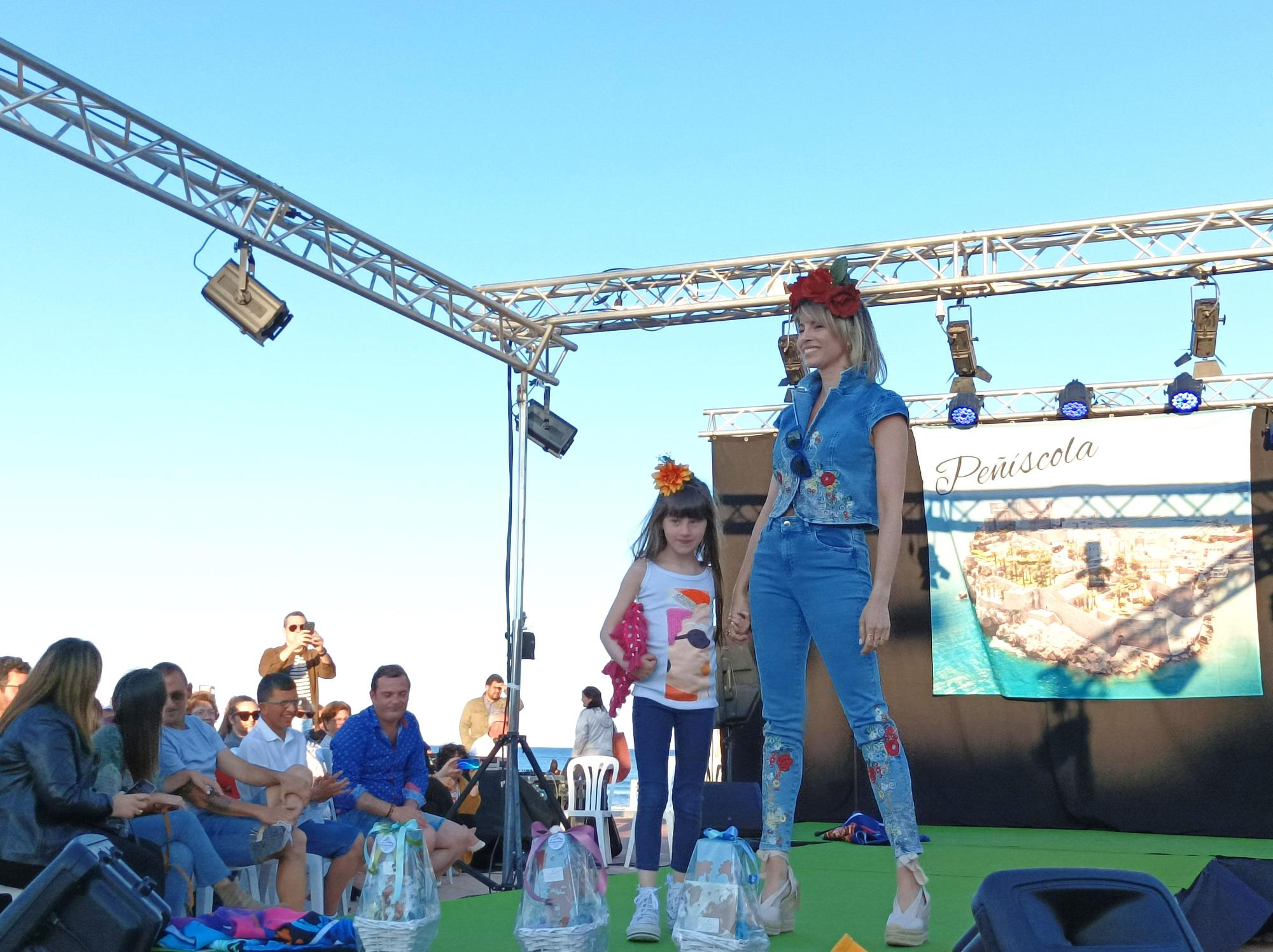 Así ha sido el desfile de moda celebrado en Peñíscola a favor del comercio local