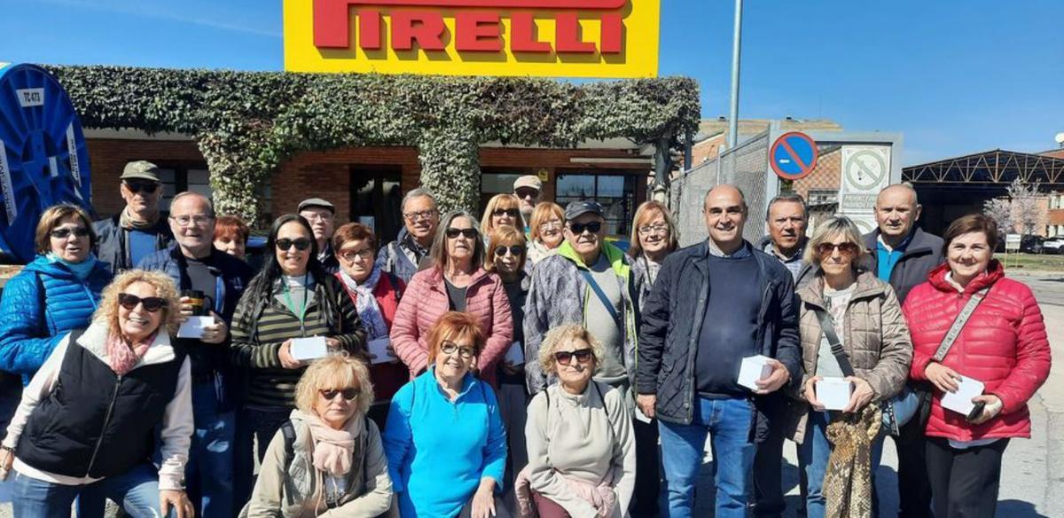 Sortida del grup de caminades del Casal Cívic Comunitari de Sant Joan a les instal·lacions de Pirelli | ARXIU PARTICULAR