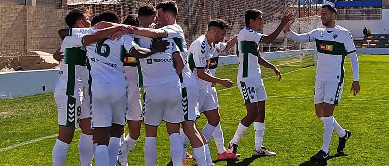 Los jugadores del Ilicitano celebran uno de los goles. | ECF