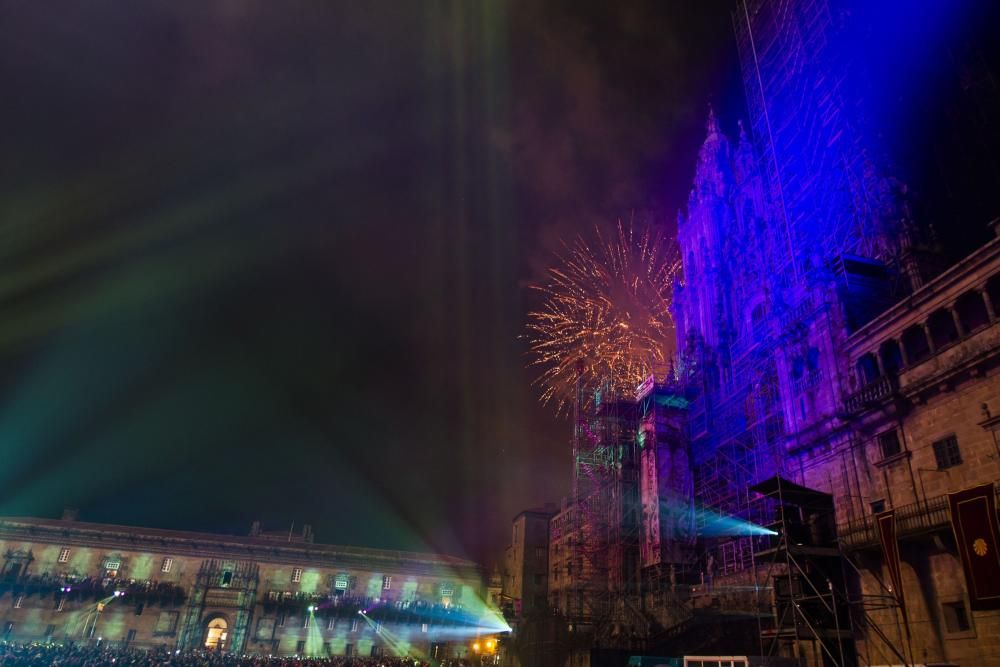 El espectáculo combinó los tradicionales fuegos artificiales con una proyección 3D y teatro en el entorno de la catedral de Santiago de Compostela