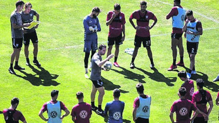 Un entrenamiento del Tenerife, a puerta cerrada, en el Rodríguez López.