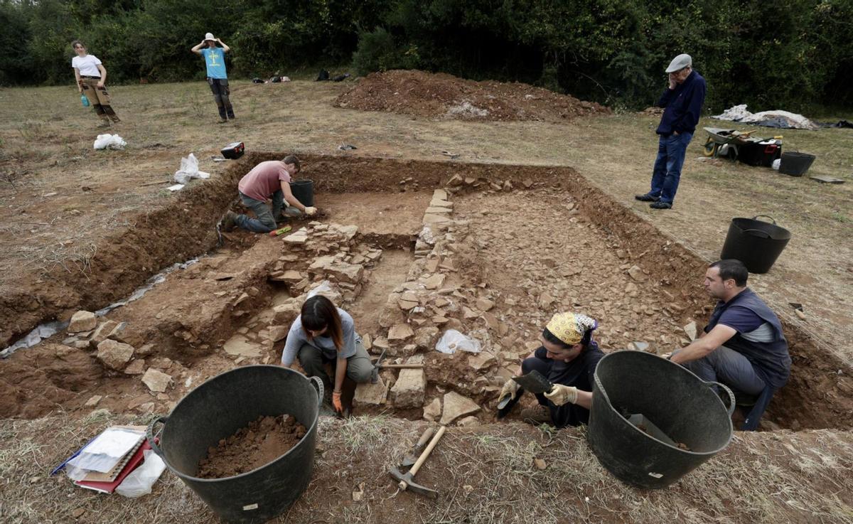 El equipo arqueológico de La Estaca trabaja en el solar donde ha encontrado los muros de una nueva construcción de la villa romana. | Irma Collín