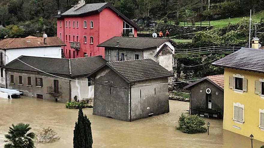 Edificis inundats a la ciutat italiana d&#039;Ornavasso