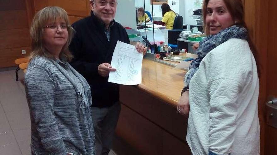 Consuelo Amado y Carlos Oliva, a la izquierda, presentan la lista de UPyD.