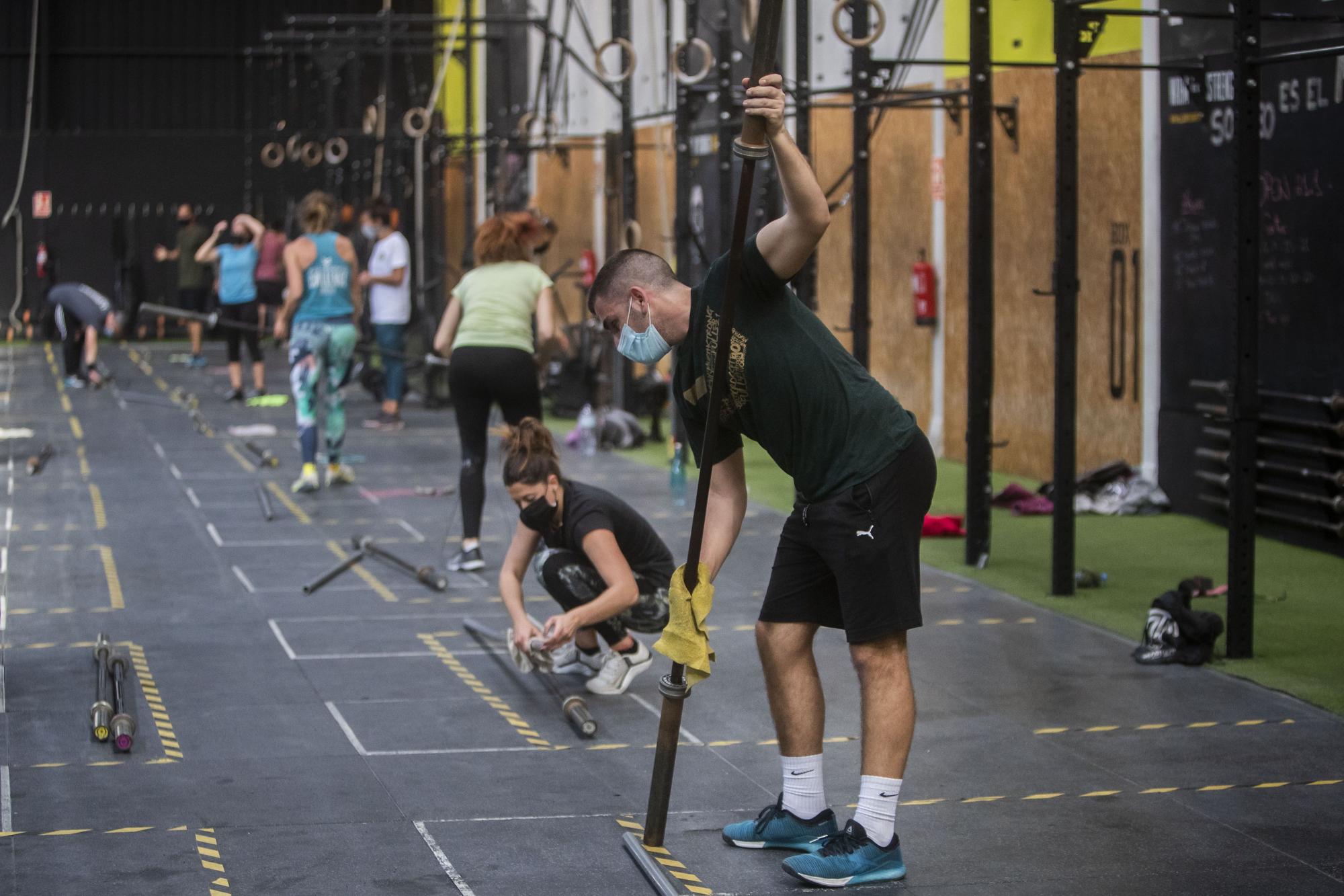 Mascarilla, distancia y desinfectante: la vuelta a los gimnasios en la Comunitat