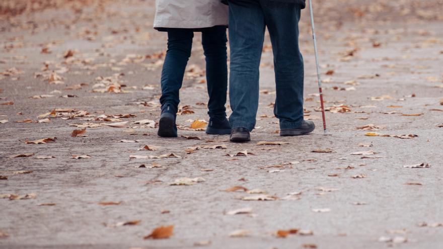 Dos personas ancianas caminando por un parque