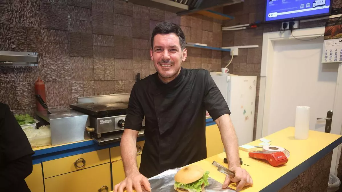 El local de A Coruña que vende miles de hamburguesas a 4 euros en el Agra: "Esto es un barrio trabajador y el esfuerzo económico no debe salir de lo normal"