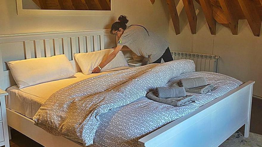 Una treballadora prepara un pis turístic de la Cerdanya | ARXIU PARTICULAR