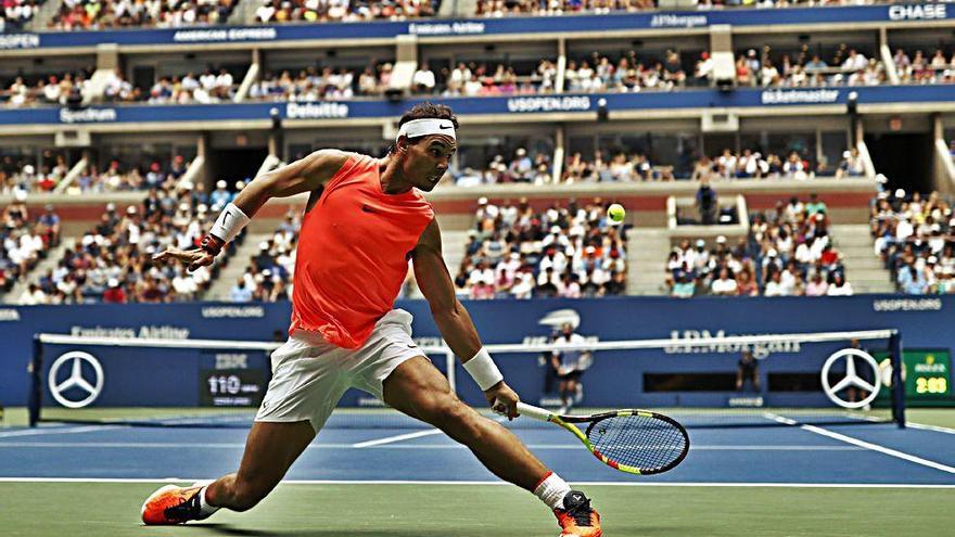 Nadal intenta devolver la pelota en su partido de octavos ante el georgiano Basilashvili.