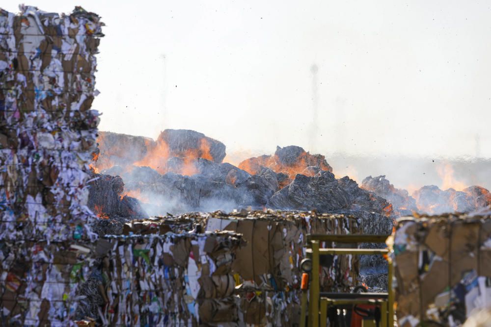 Incendio en una empresa de reciclaje de cartón