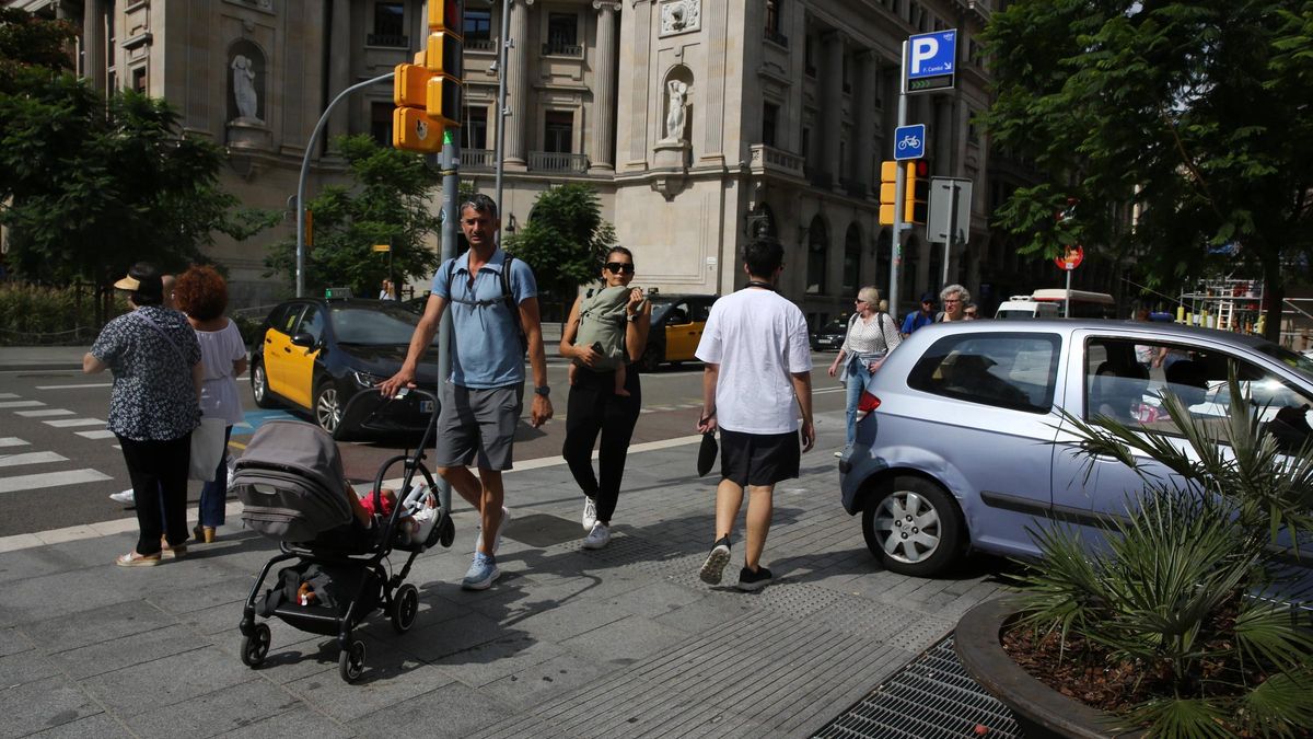Via Laietana: el ayuntamiento pinta un paso de peatones tradicional en la plaza de Antoni Maura para paliar la confusión