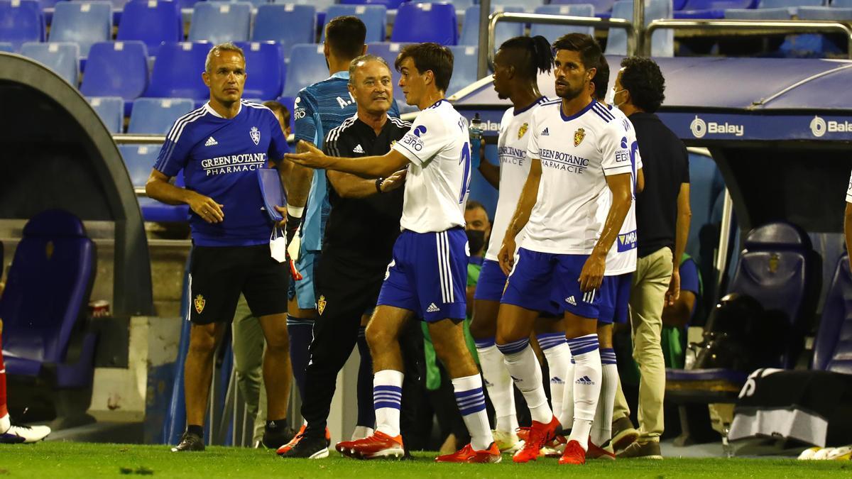 Francho recibe instrucciones de JIM con el dorsal 14 que ha llevado en la pretemporada.