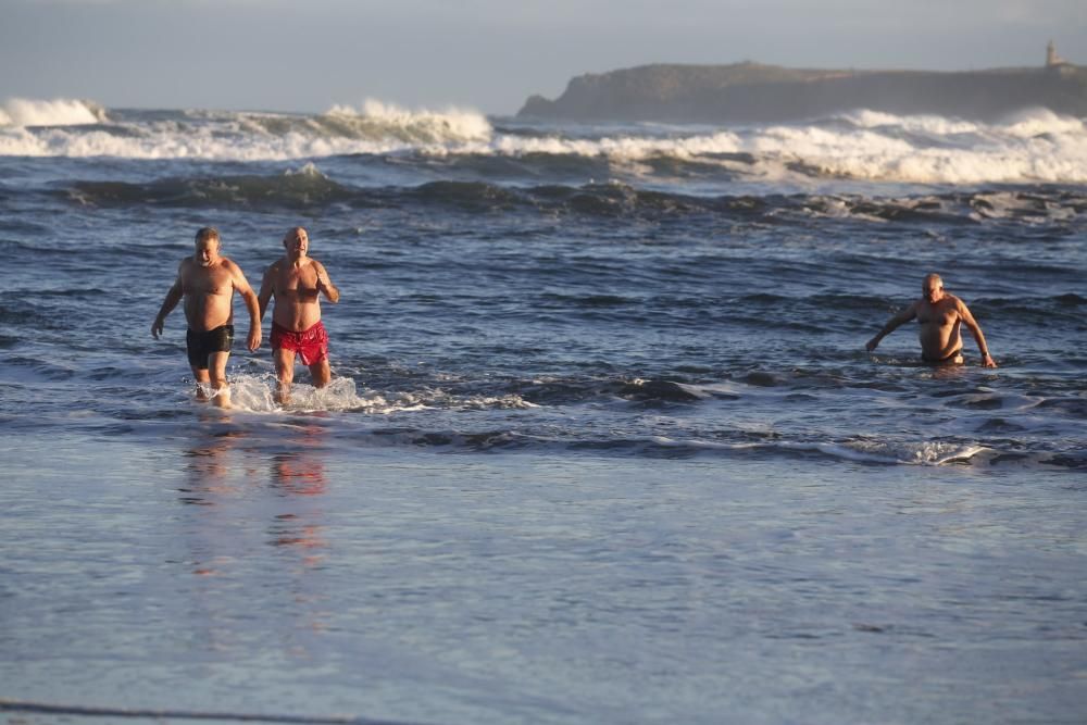 Bañistas en la playa de Salinas