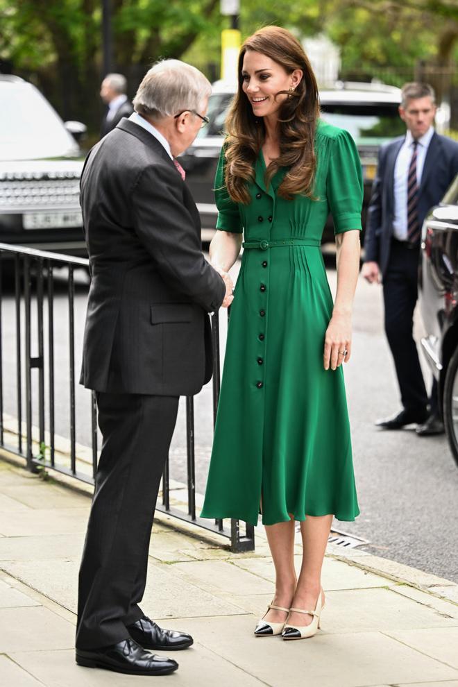 Kate Middleton, con zapatos destalonados de Alessandra Rich.