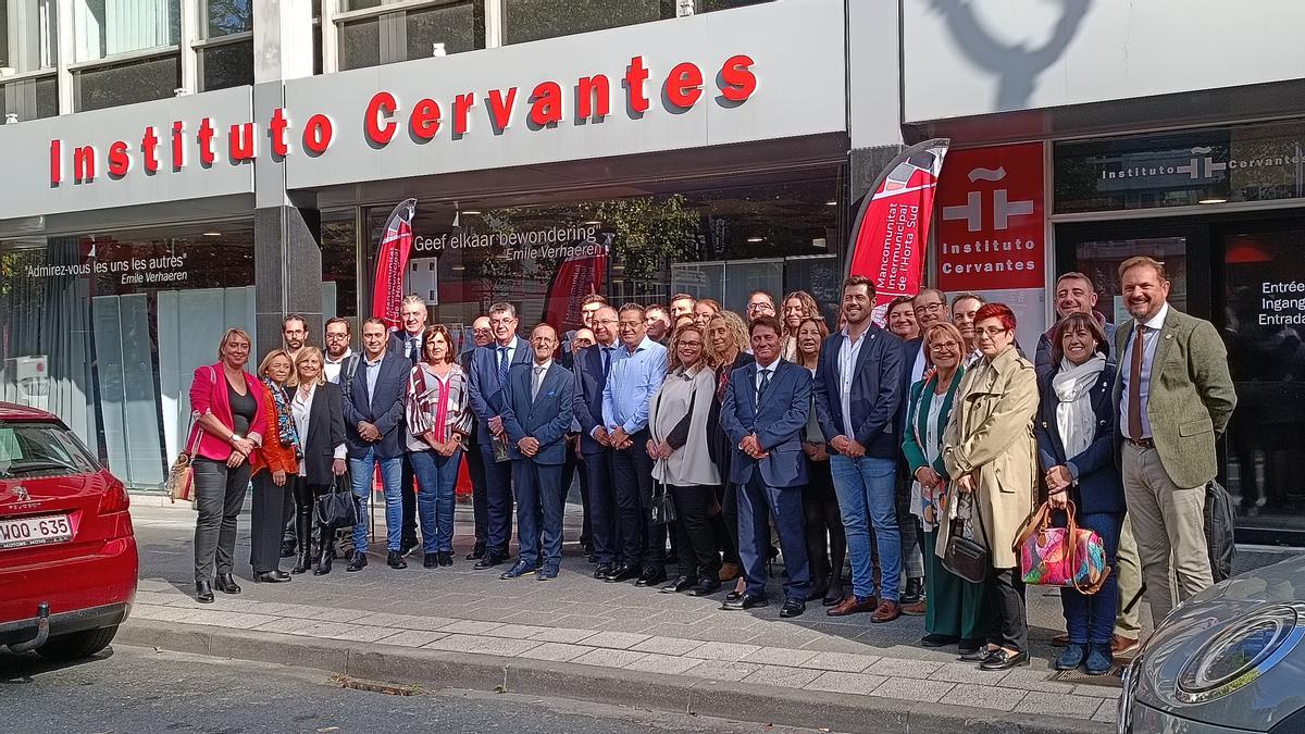 Comitiva de l&#039;Horta Sud a las puertas del Instituto Cervantes de Bruselas.