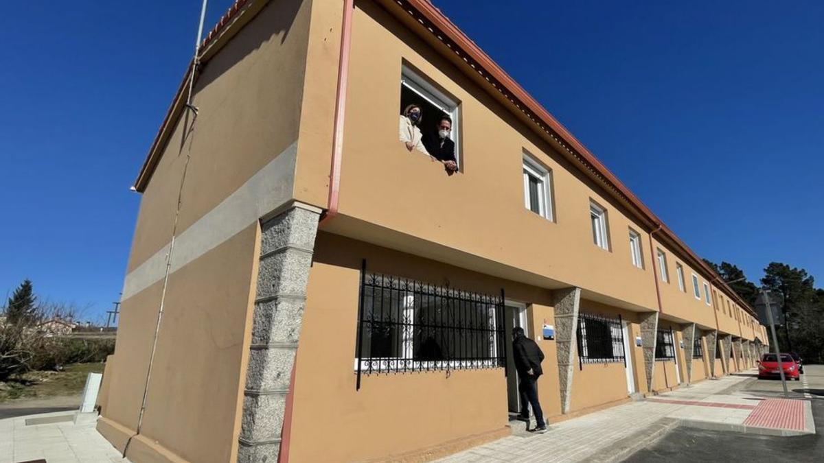 Casas rehabilitadas y en la ventana, alcalde y conselelira  | // D.P