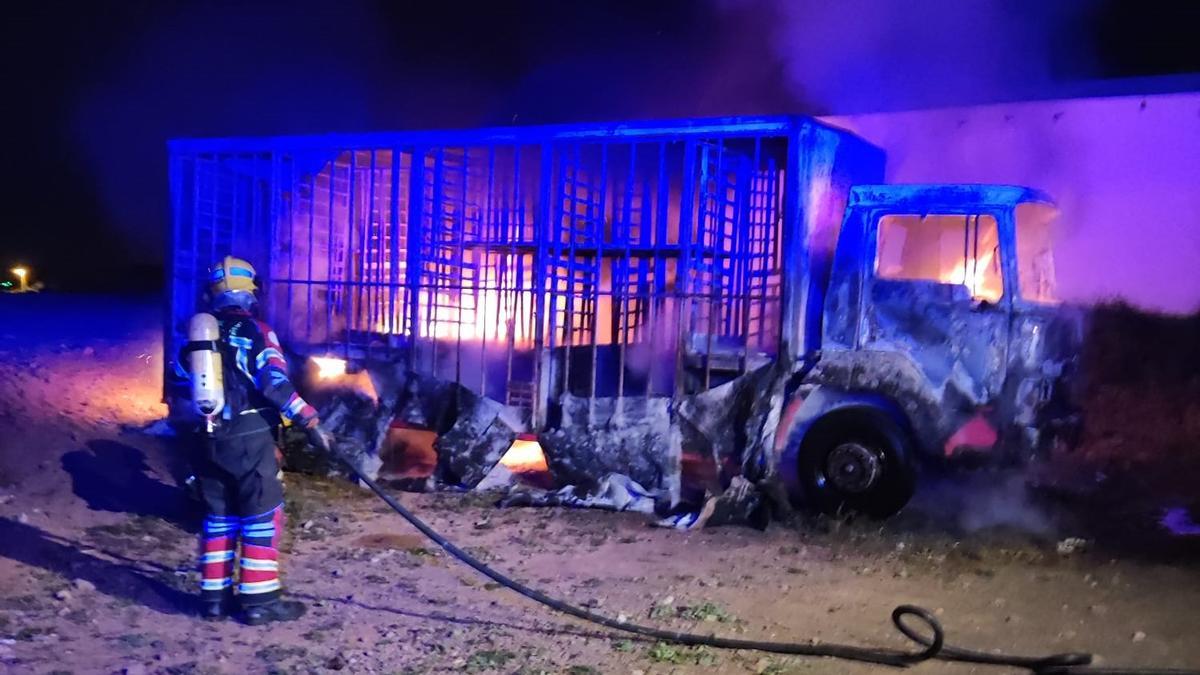 Camión de reparto ardiendo en la calle Vizcaya de Arrecife.