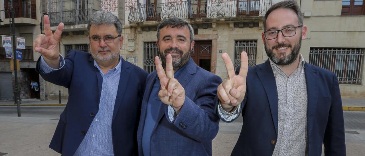 El alcaldable de Compromís, José Manuel Penalva (centro), junto al candidato del PSOE, Manuel Penalva (izq.), y de l&#039;Esquerra, Josep Candela.