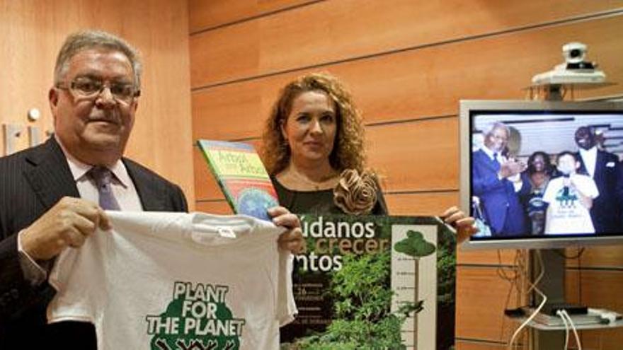 María del Mar Arévalo, presentando los actos de Plant for the Planet, con el presidente Bravo de Laguna. i LP/DLP
