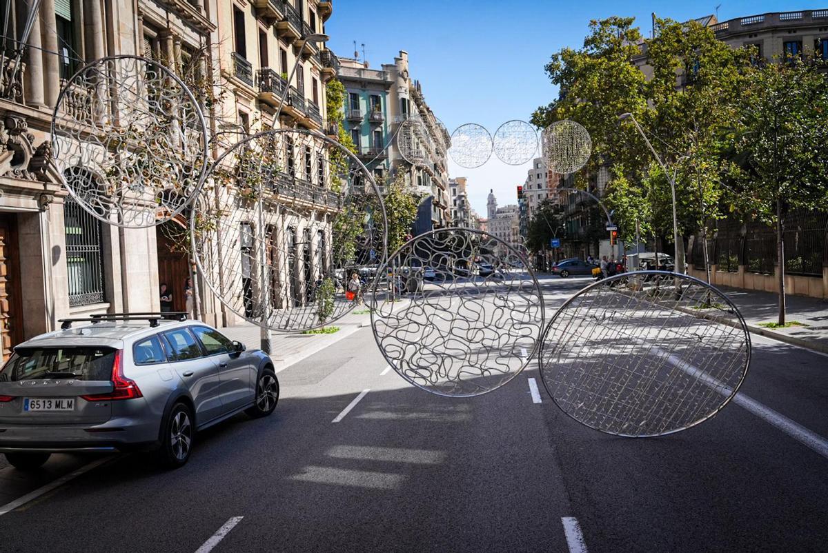 El viento tira las luces de Navidad de la calle de Balmes