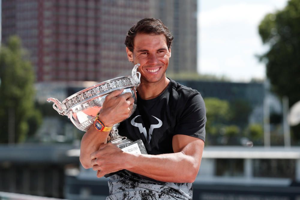 Nadal posa con su décimo trofeo de Roland Garros junto a la Torre Eiffel