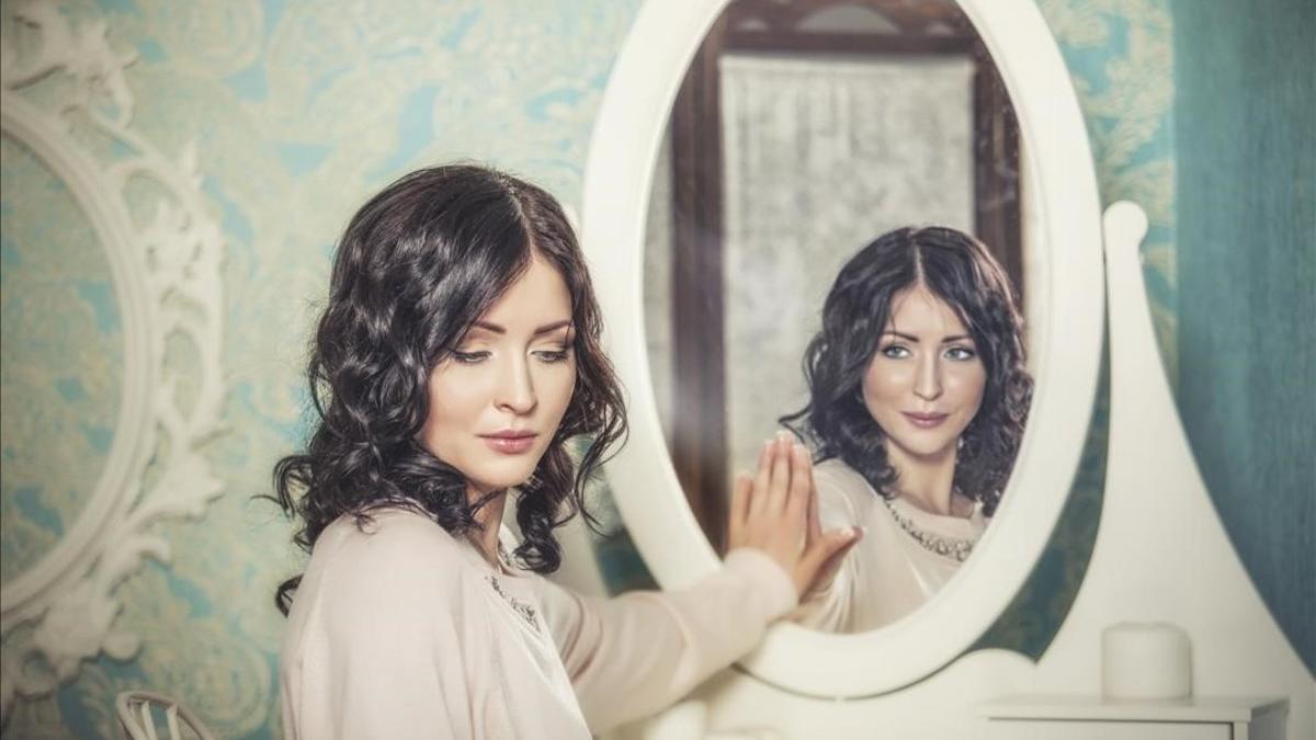 Mujer reflejada en un espejo