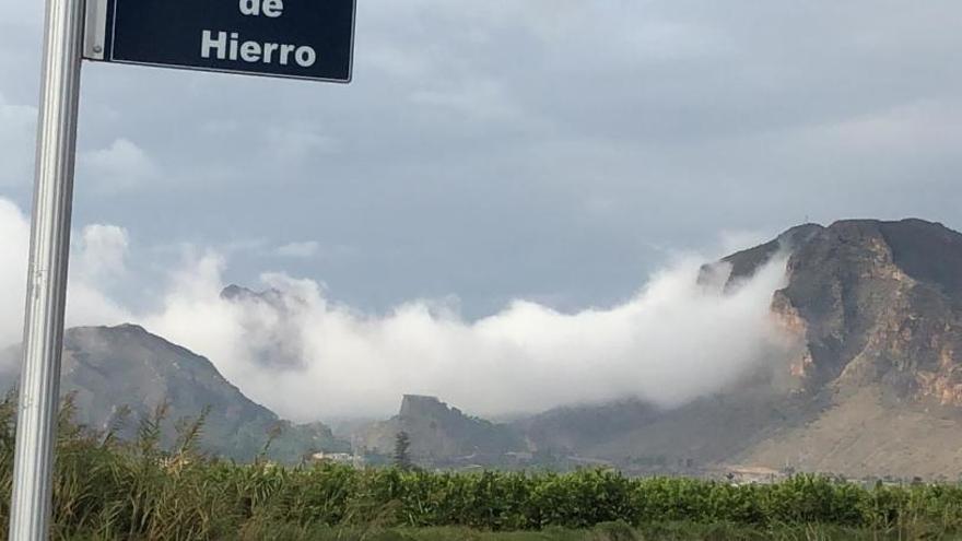 Imagen de esta mañana de la Sierra de Orihuela cubierta por la nubosidad/foto Tony Sevilla