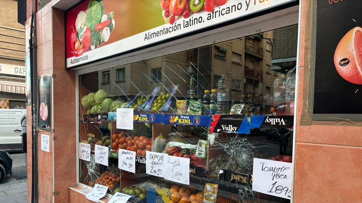 Estado en el que ha quedado la cristalera de la frutería donde se ha intentado perpretar el robo.
