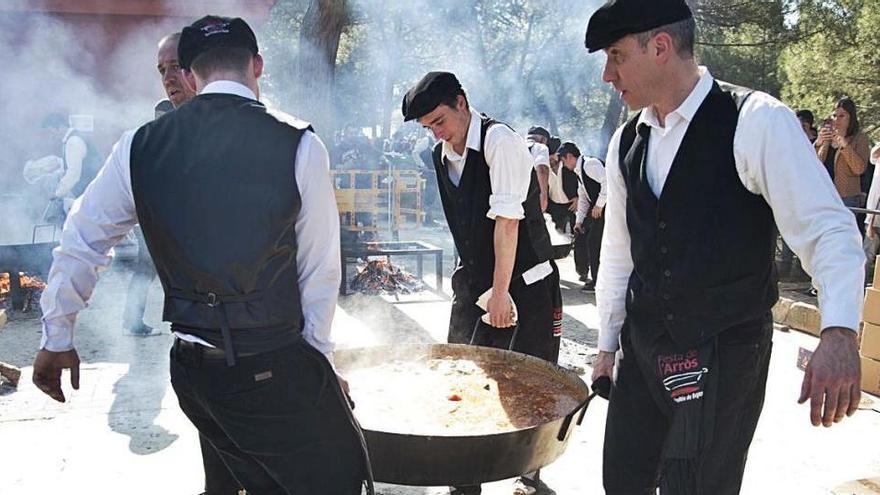 Instants previs al repartiment a la Festa de l&#039;Arròs de Sant Fruitós de l&#039;any passat