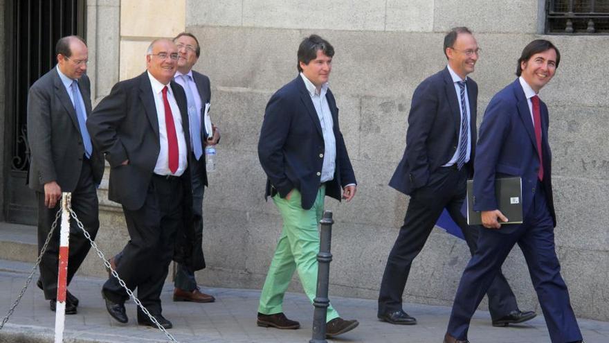 Salida da de los directivos de la UTE Dique Torres que declararon como testigos. Con pantalón verde, Antonio Manuel Alvargonzález.