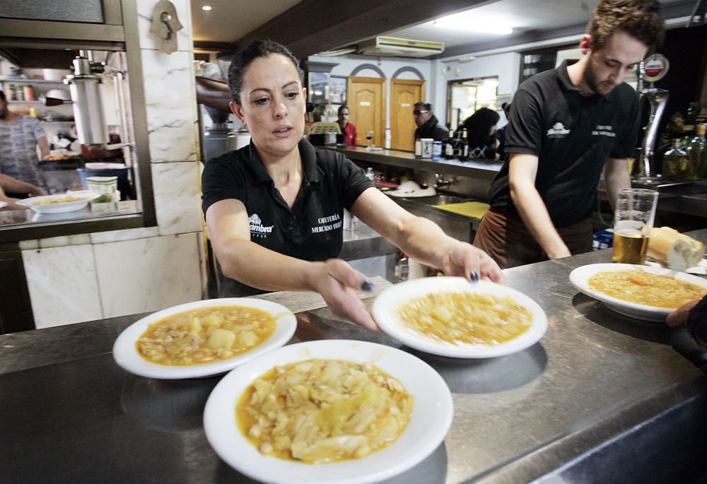 El local ofrece uno de los servicios más económicos de toda España y tiene una clientela habitual formada por pensionistas y familias con hijos sin recursos