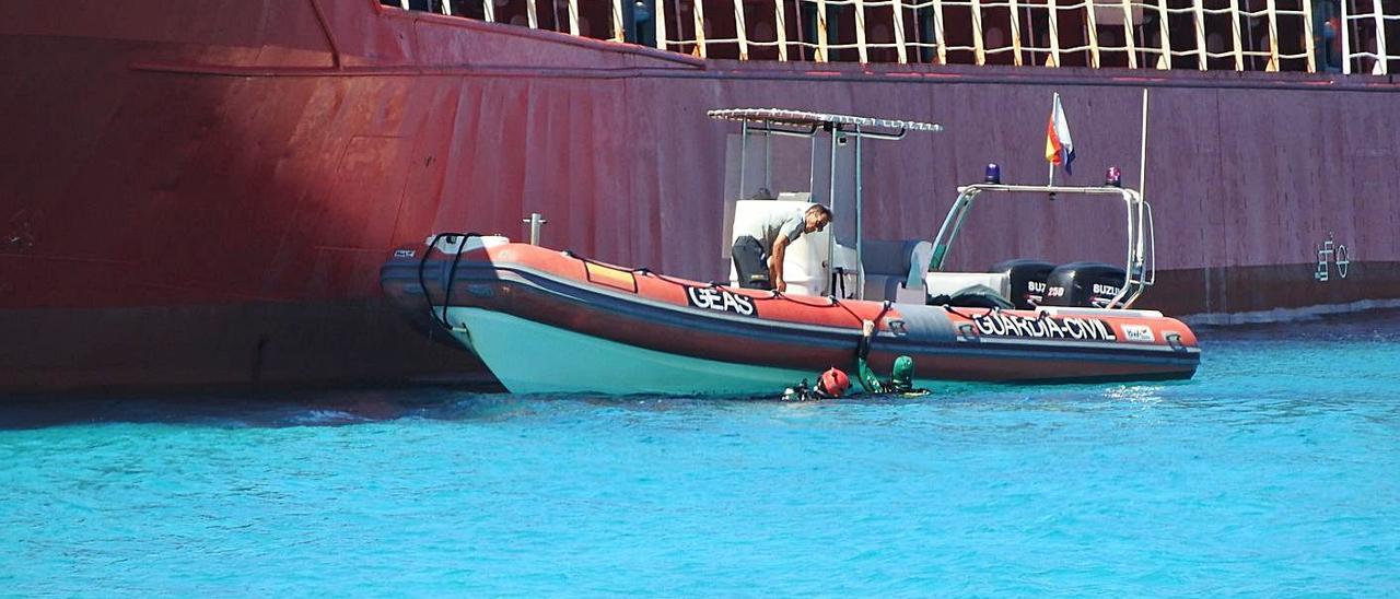 Los buceadores de la Guardia Civil inspeccionan el casco del ‘River Thames’ el 8 de junio.