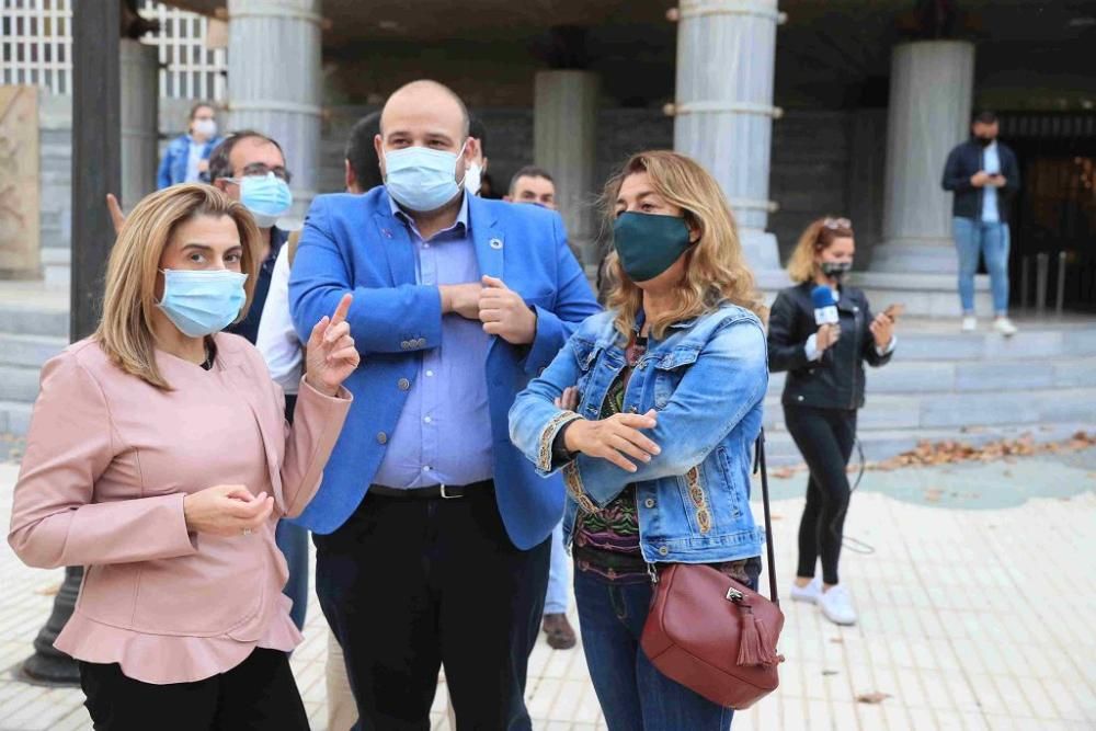 Hosteleros protestan en Cartagena por el cierre de los bares