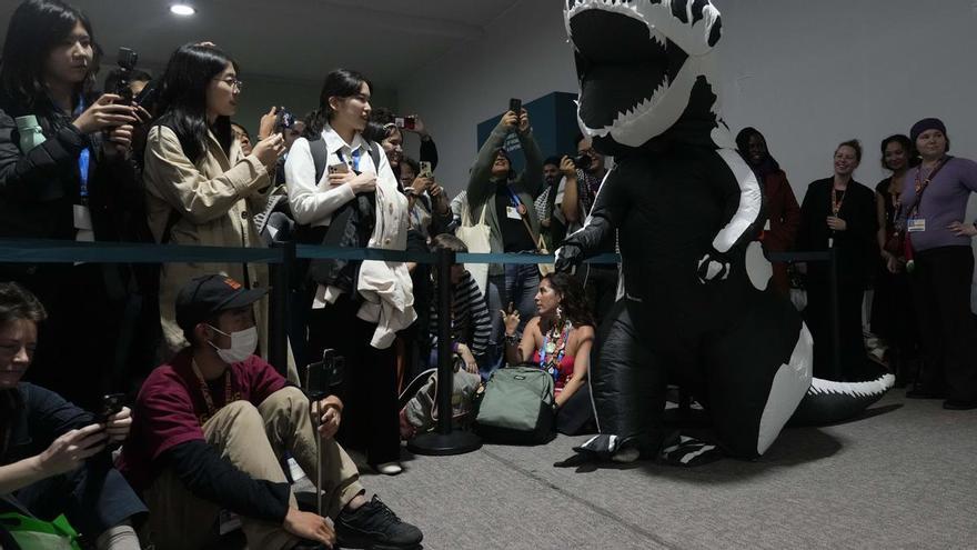 Un pez payaso y un dinosaurio batallan para dejar en evidencia la hipocresía de la cumbre del clima de Bakú