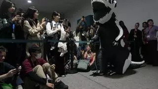 Un pez payaso y un dinosaurio batallan para dejar en evidencia la hipocresía de la cumbre del clima de Bakú