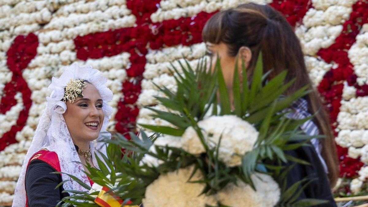Los trucos para sorprender en la Ofrenda de Flores de las Hogueras